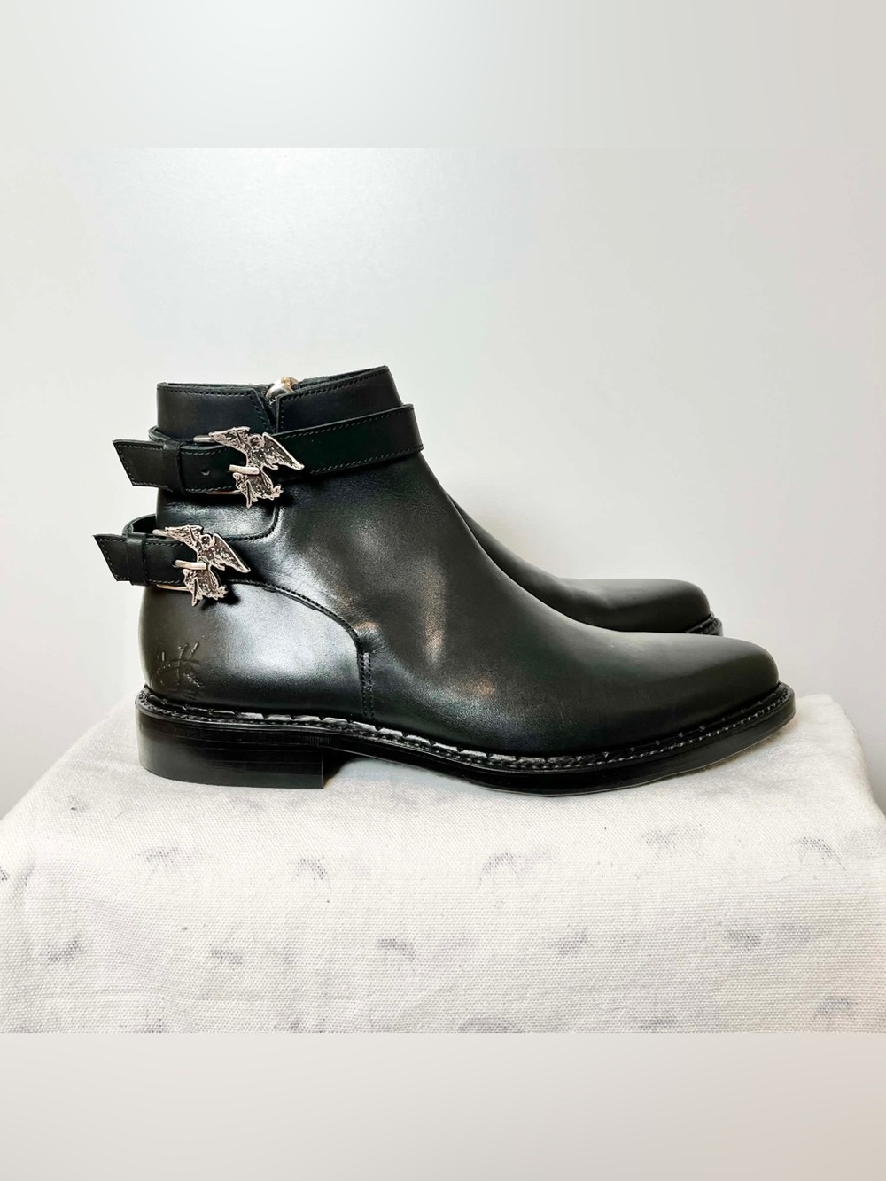 NWOT John Fluevog Modvog Packer Black Leather Moto Ankle Boots Angel Buckle Sz 9